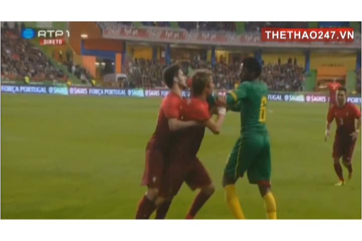 Video: Fabio Coentrao và Alex Song đòi tẩn nhau trên sân
